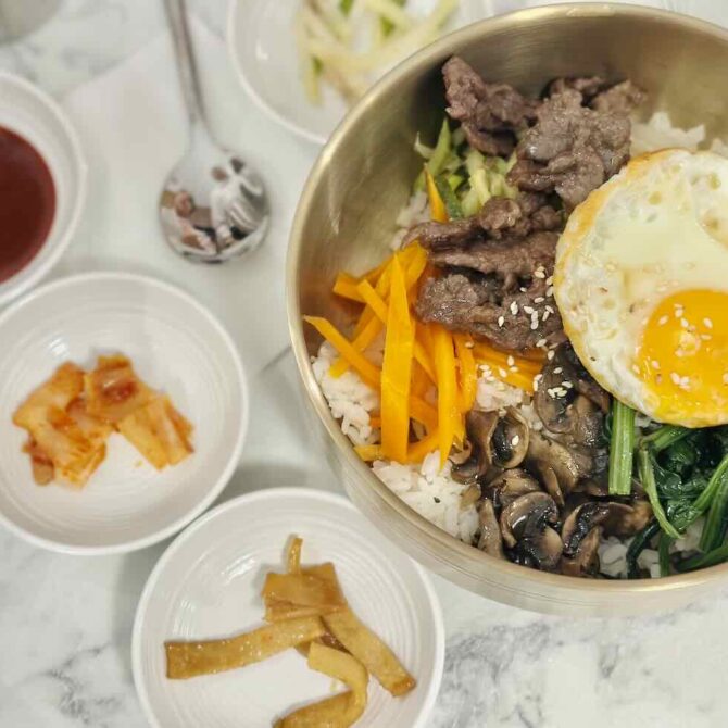 Ma.ma.co est un restaurant coréen situé à côté de l'opéra de Marseille (bibimbap)