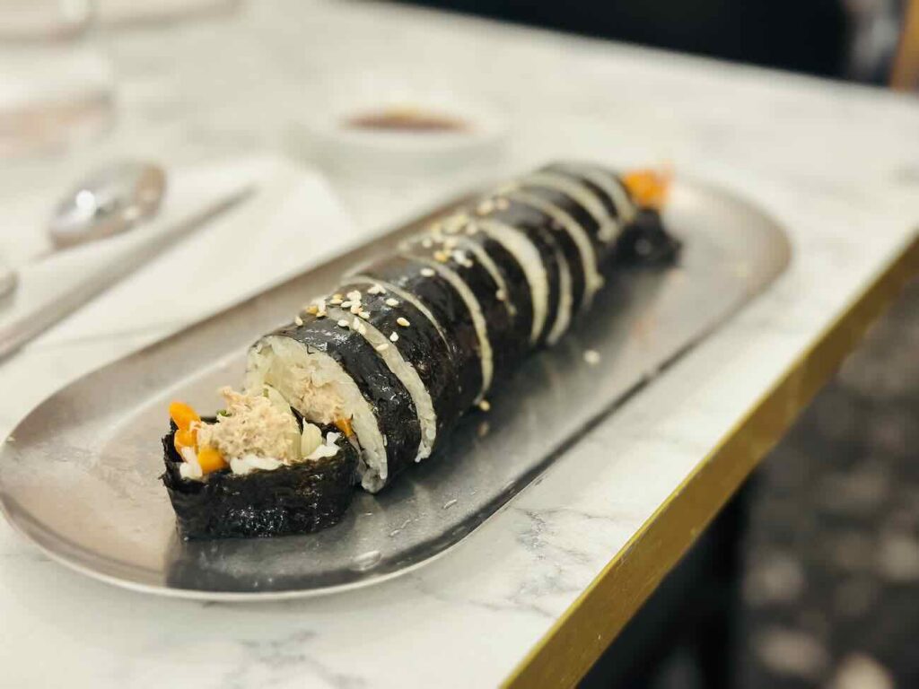 Ma.ma.co est un restaurant coréen situé à côté de l'opéra de Marseille (Kimbap)