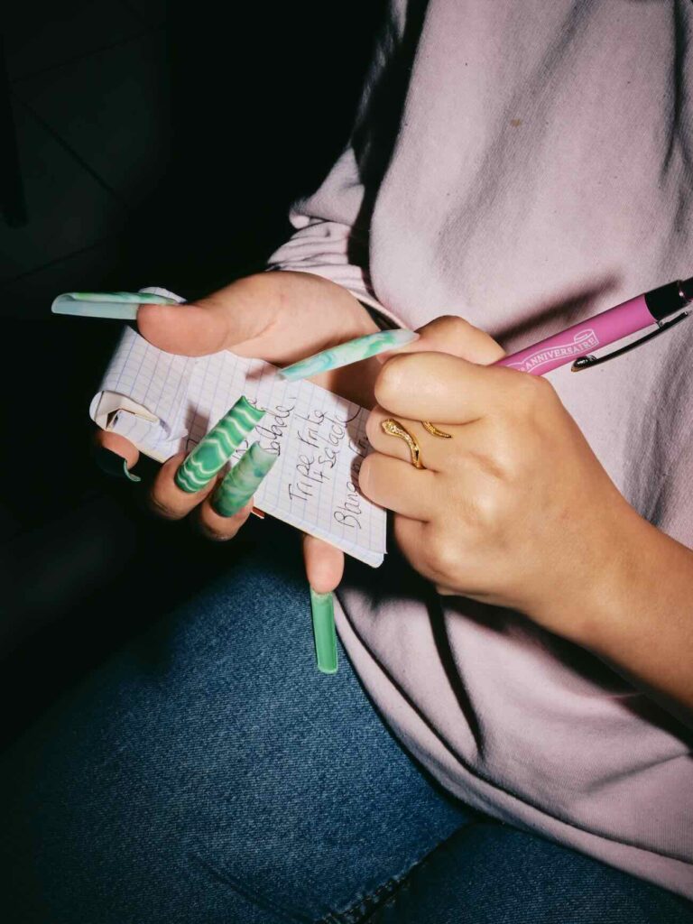 Après Buvettes et Rades, le Photographe Guillaume Blot poursuit ici son exploration des territoires du quotidien et de celles et ceux qui les habitent dans un nouveau livre (Restos Routiers) dont une vingtaine de tirage sont exposés à la Galerie Faces d’Endoume (bloc notes)