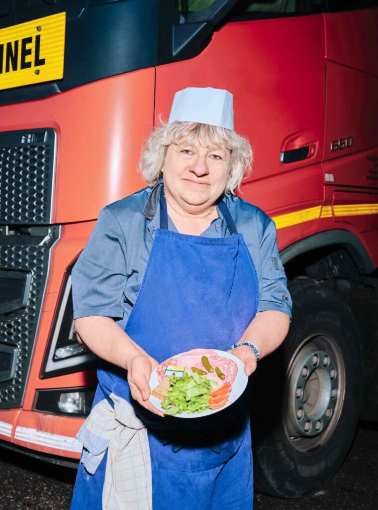 Après Buvettes et Rades, le Photographe Guillaume Blot poursuit ici son exploration des territoires du quotidien et de celles et ceux qui les habitent dans un nouveau livre (Restos Routiers) dont une vingtaine de tirage sont exposés à la Galerie Faces d’Endoume (cuisinière)