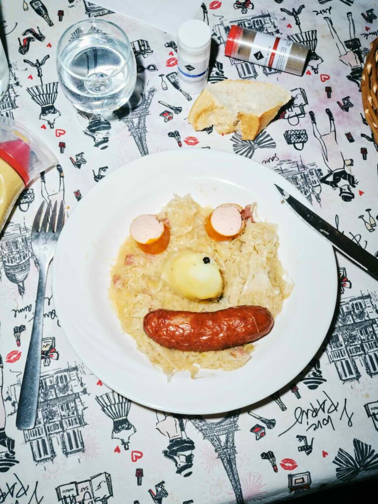 Après Buvettes et Rades, le Photographe Guillaume Blot poursuit ici son exploration des territoires du quotidien et de celles et ceux qui les habitent dans un nouveau livre (Restos Routiers) dont une vingtaine de tirage sont exposés à la Galerie Faces d’Endoume (palts)