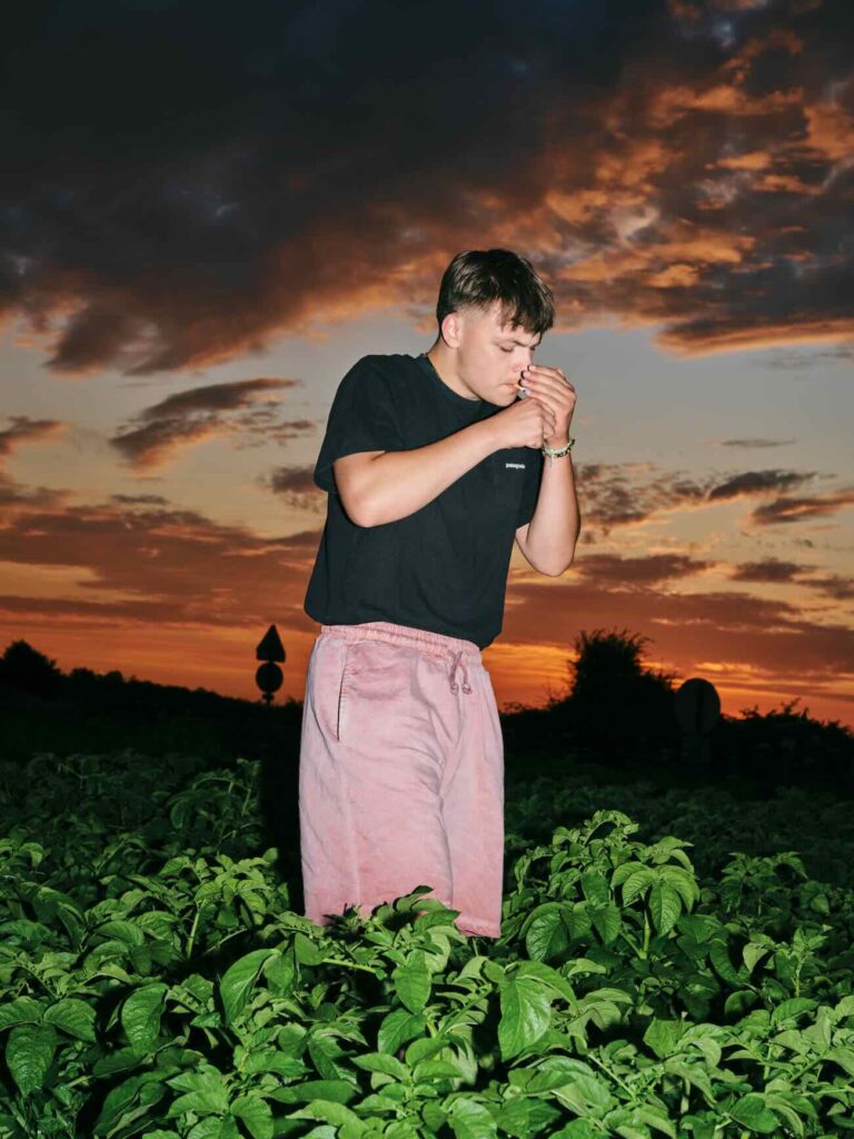 Après Buvettes et Rades, le Photographe Guillaume Blot poursuit ici son exploration des territoires du quotidien et de celles et ceux qui les habitent dans un nouveau livre (Restos Routiers) dont une vingtaine de tirage sont exposés à la Galerie Faces d’Endoume (furmeur)