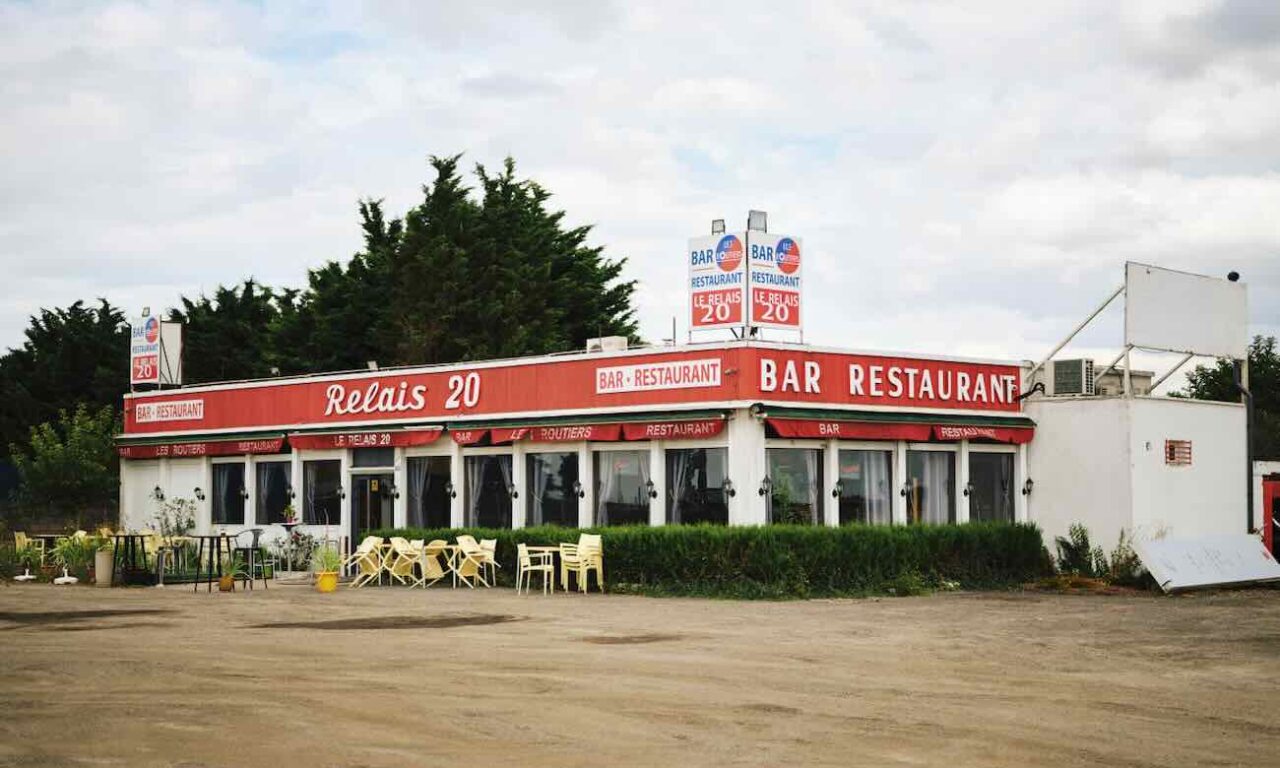 Après Buvettes et Rades, le Photographe Guillaume Blot poursuit ici son exploration des territoires du quotidien et de celles et ceux qui les habitent dans un nouveau livre (Restos Routiers) dont une vingtaine de tirage sont exposés à la Galerie Faces d’Endoume (restaurant)