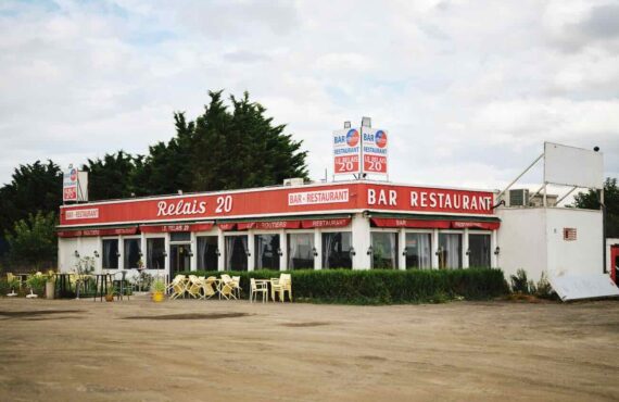 Après Buvettes et Rades, le Photographe Guillaume Blot poursuit ici son exploration des territoires du quotidien et de celles et ceux qui les habitent dans un nouveau livre (Restos Routiers) dont une vingtaine de tirage sont exposés à la Galerie Faces d’Endoume (restaurant)