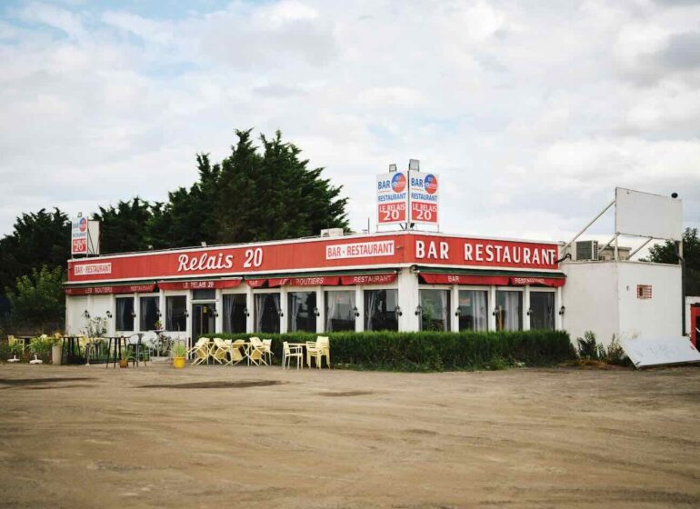 Après Buvettes et Rades, le Photographe Guillaume Blot poursuit ici son exploration des territoires du quotidien et de celles et ceux qui les habitent dans un nouveau livre (Restos Routiers) dont une vingtaine de tirage sont exposés à la Galerie Faces d’Endoume (restaurant)