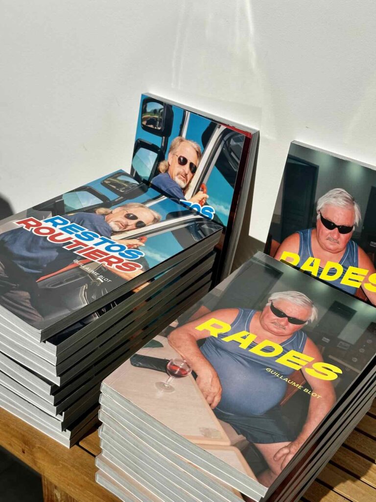 Après Buvettes et Rades, le Photographe Guillaume Blot poursuit ici son exploration des territoires du quotidien et de celles et ceux qui les habitent dans un nouveau livre (Restos Routiers) dont une vingtaine de tirage sont exposés à la Galerie Faces d’Endoume (livres gallimard)
