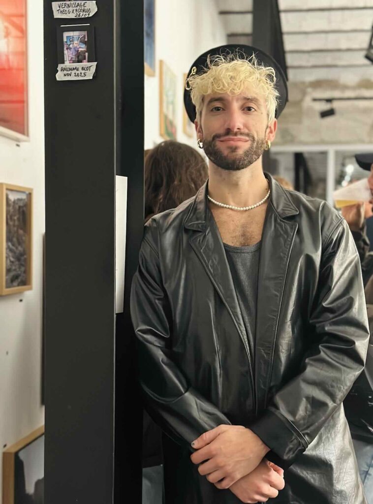 Après Buvettes et Rades, le Photographe Guillaume Blot poursuit ici son exploration des territoires du quotidien et de celles et ceux qui les habitent dans un nouveau livre (Restos Routiers) dont une vingtaine de tirage sont exposés à la Galerie Faces d’Endoume (Guillaume Blot)