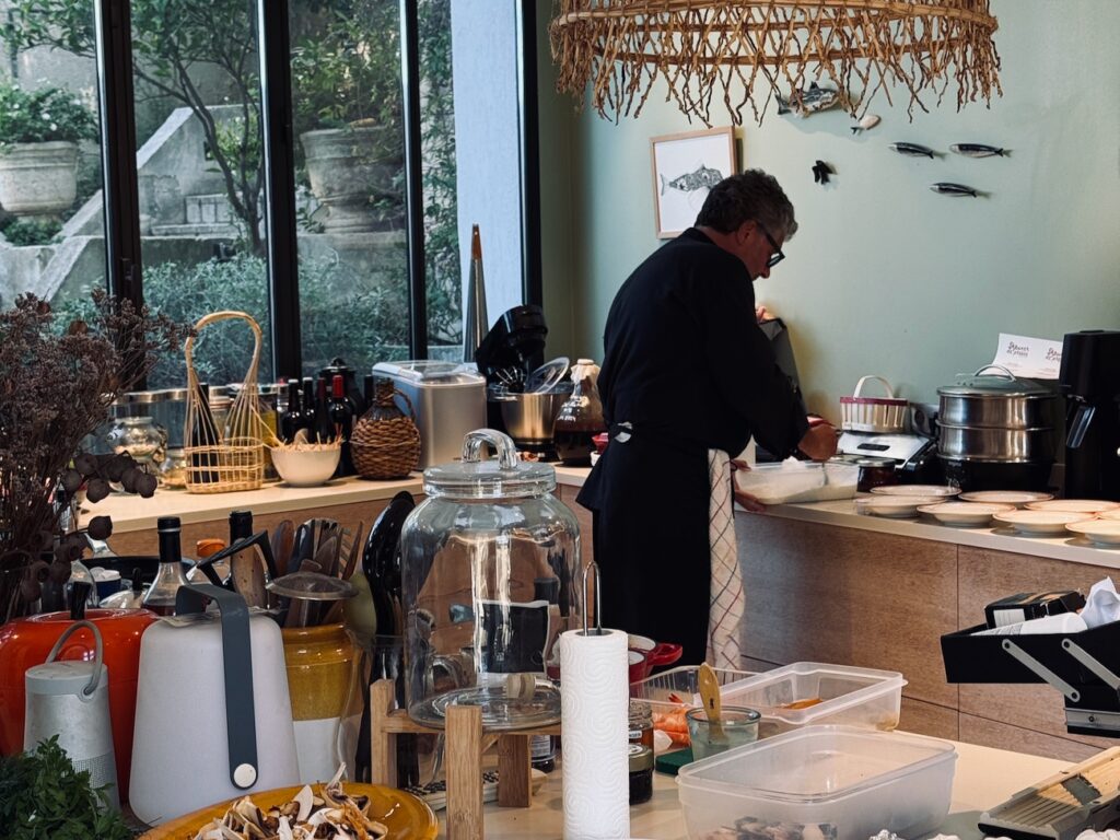 Roland Schembri est un chef à domicile qui propose des prestations de repas livrés et dîner organisés à domicile à Marseille et ailleurs. (en cuisine)