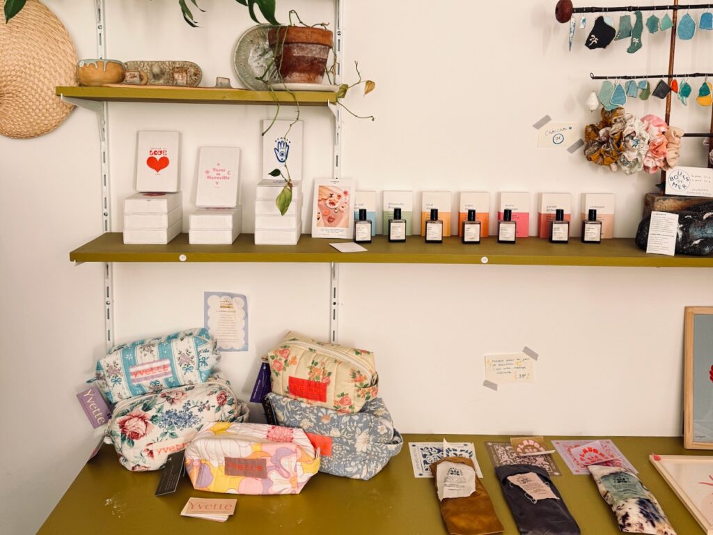 Studio Tribu est un studio de yoga qui propose également des soins, une cantine végétarienne et un petit concept store de produits locaux. (concept store)