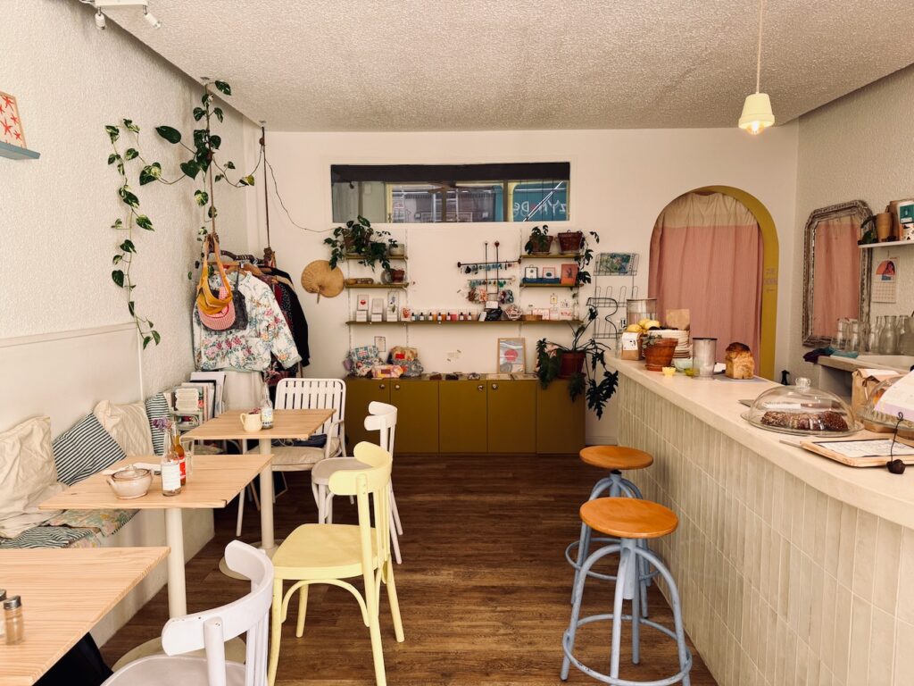 Studio Tribu est un studio de yoga qui propose également des soins, une cantine végétarienne et un petit concept store de produits locaux. (intérieur)