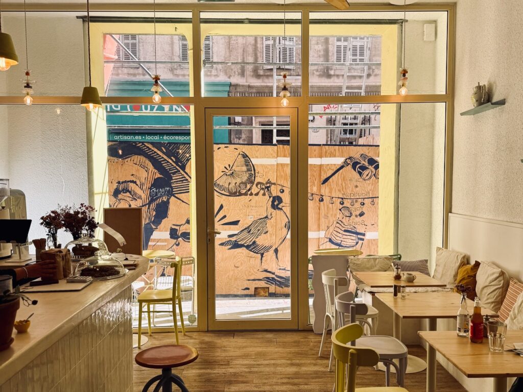 Studio Tribu est un studio de yoga qui propose également des soins, une cantine végétarienne et un petit concept store de produits locaux. (table)