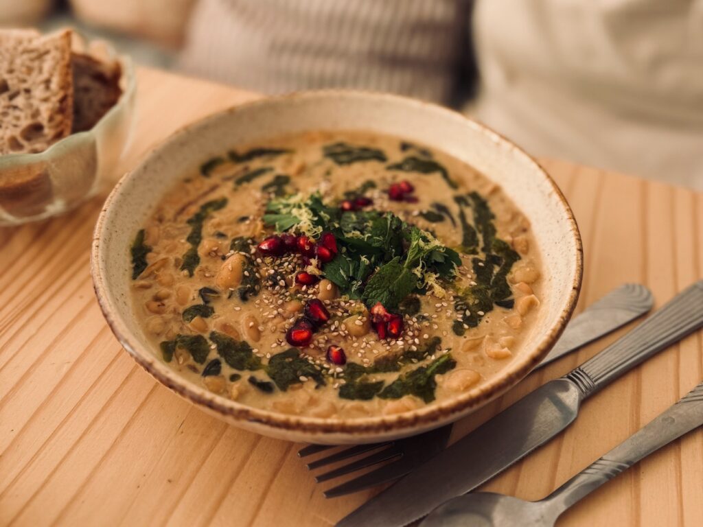 Studio Tribu est un studio de yoga qui propose également des soins, une cantine végétarienne et un petit concept store de produits locaux. (plat)