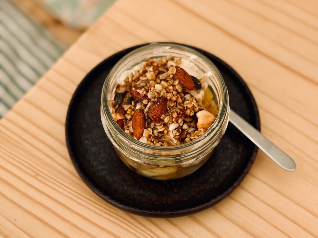 Studio Tribu est un studio de yoga qui propose également des soins, une cantine végétarienne et un petit concept store de produits locaux. (dessert)