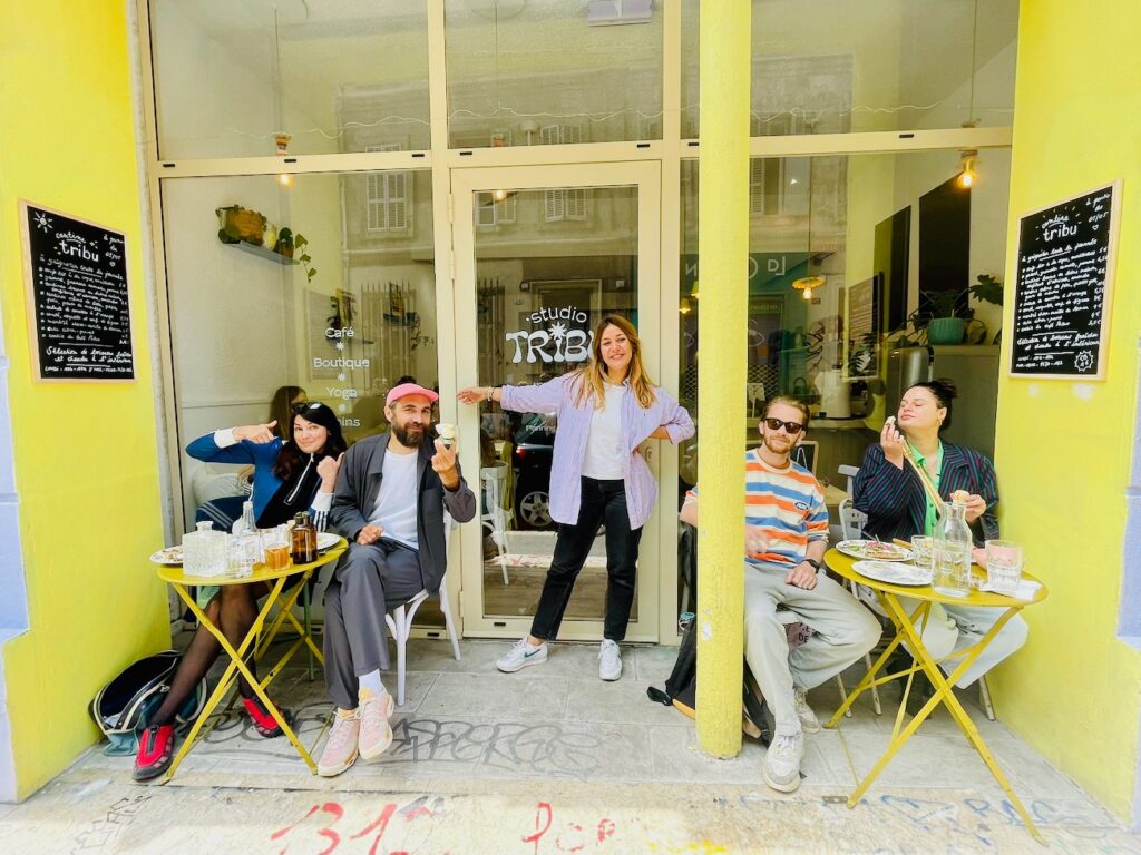 Studio Tribu est un studio de yoga qui propose également des soins, une cantine végétarienne et un petit concept store de produits locaux. (devanture)