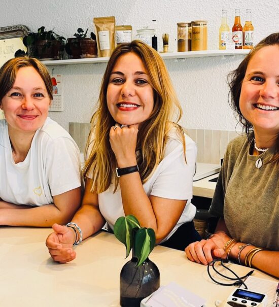 Studio Tribu est un studio de yoga qui propose également des soins, une cantine végétarienne et un petit concept store de produits locaux. (tribu)