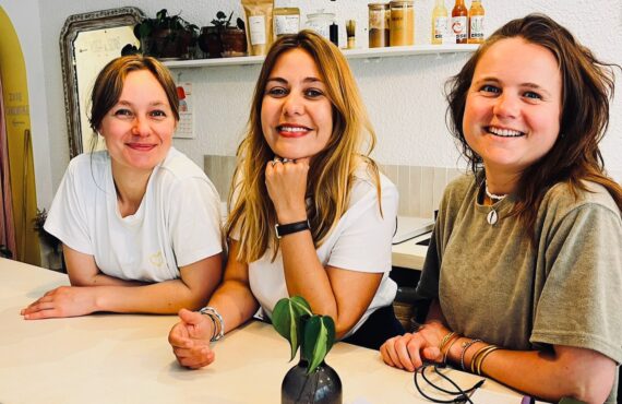 Studio Tribu est un studio de yoga qui propose également des soins, une cantine végétarienne et un petit concept store de produits locaux. (tribu)