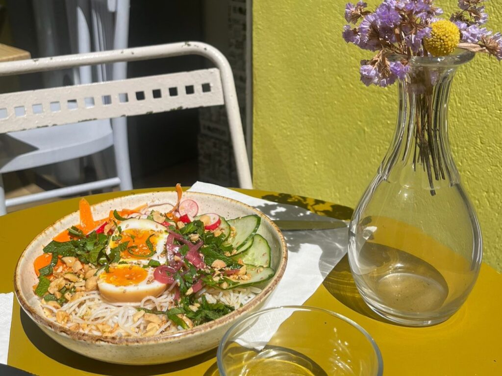 Studio Tribu est un studio de yoga qui propose également des soins, une cantine végétarienne et un petit concept store de produits locaux. (plat oeuf)