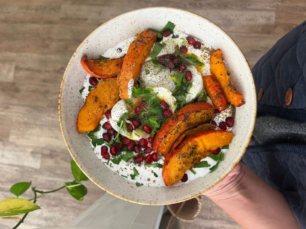 Studio Tribu est un studio de yoga qui propose également des soins, une cantine végétarienne et un petit concept store de produits locaux. (plat courge)