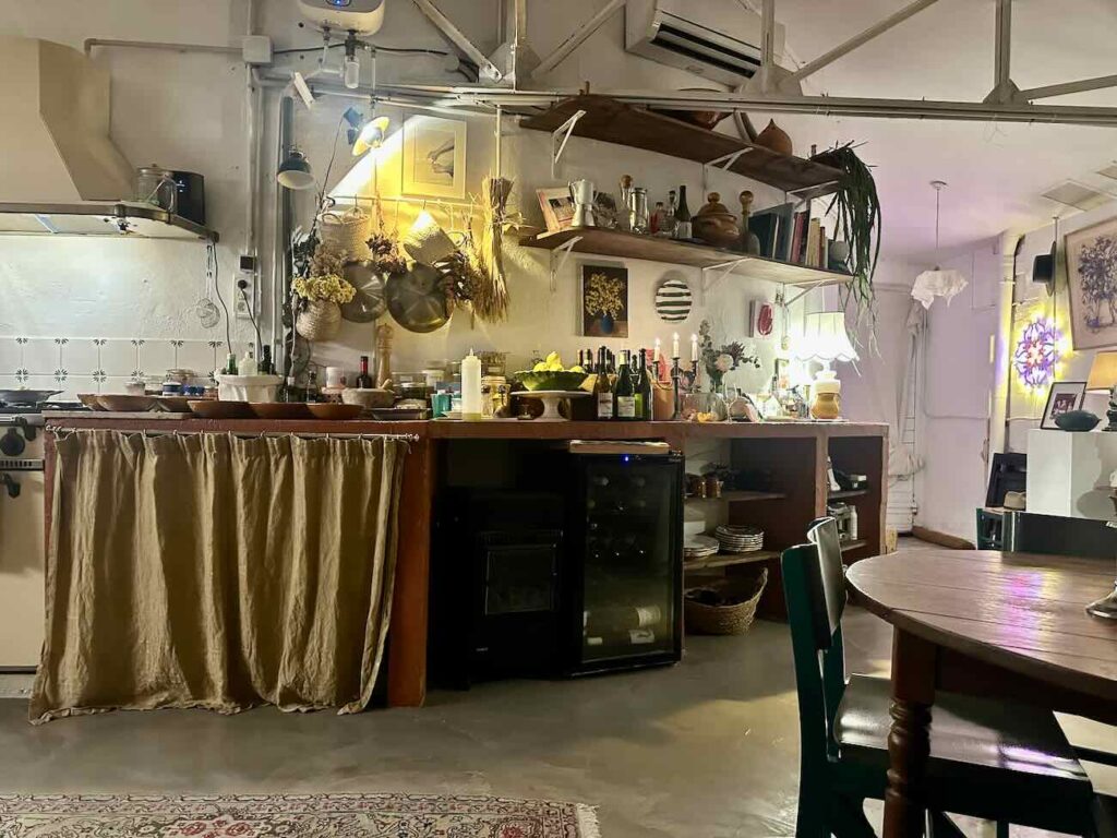 L'atelier Renata est la table d’hôtes d’Erika Blu installée dans un ancien atelier d'artiste à Marseille (cuisine)