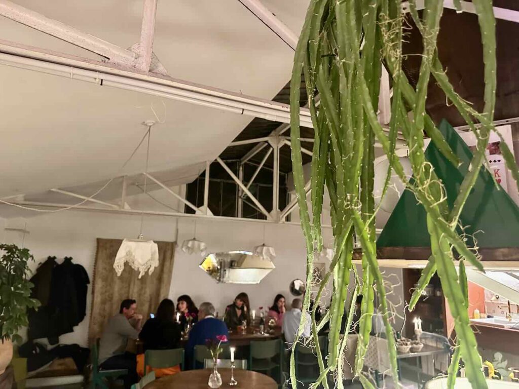 L'atelier Renata est la table d’hôtes d’Erika Blu installée dans un ancien atelier d'artiste à Marseille (salle)