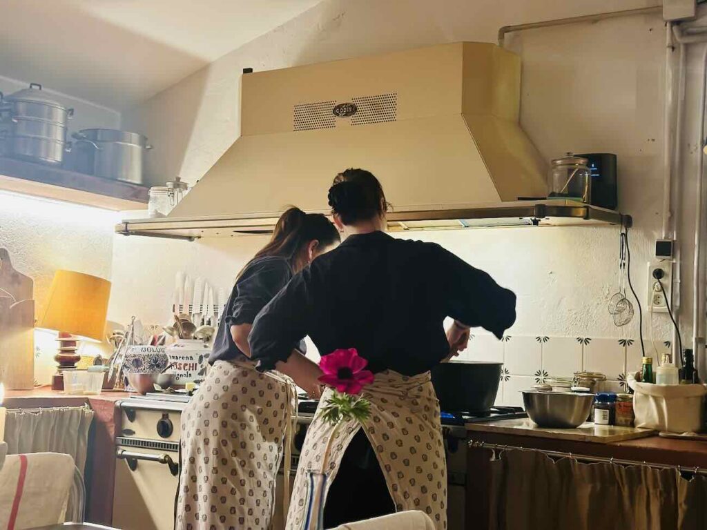 L'atelier Renata est la table d’hôtes d’Erika Blu installée dans un ancien atelier d'artiste à Marseille (préparation plats)