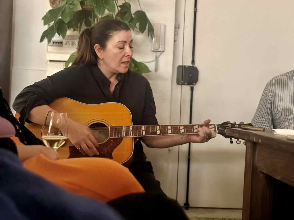L'atelier Renata est la table d’hôtes d’Erika Blu installée dans un ancien atelier d'artiste à Marseille (guitare)