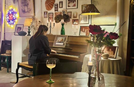 L'atelier Renata est la table d’hôtes d’Erika Blu installée dans un ancien atelier d'artiste à Marseille (Piano)