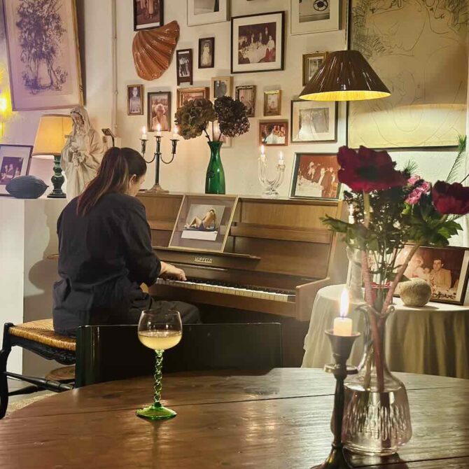 L'atelier Renata est la table d’hôtes d’Erika Blu installée dans un ancien atelier d'artiste à Marseille (Piano)
