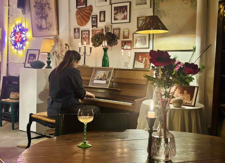 L'atelier Renata est la table d’hôtes d’Erika Blu installée dans un ancien atelier d'artiste à Marseille (Piano)