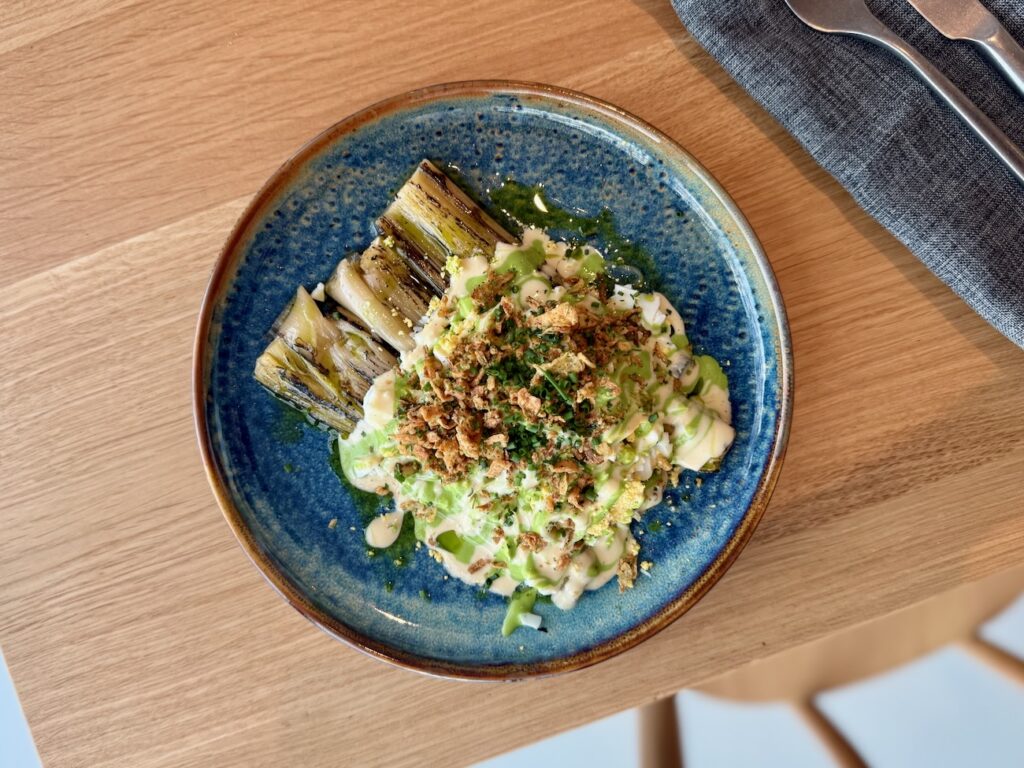 Bouillant est la nouvelle table d’Alexandre Mazzia situé sur le toit du Mucem qui propose une cuisine créative et généreuse face à la mer avec un démarche solidaire. 