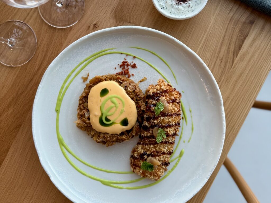 Bouillant est la nouvelle table d’Alexandre Mazzia situé sur le toit du Mucem qui propose une cuisine créative et généreuse face à la mer avec un démarche solidaire. (poisson)