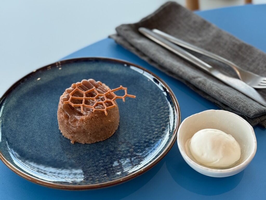 Bouillant est la nouvelle table d’Alexandre Mazzia situé sur le toit du Mucem qui propose une cuisine créative et généreuse face à la mer avec un démarche solidaire. (dessert)