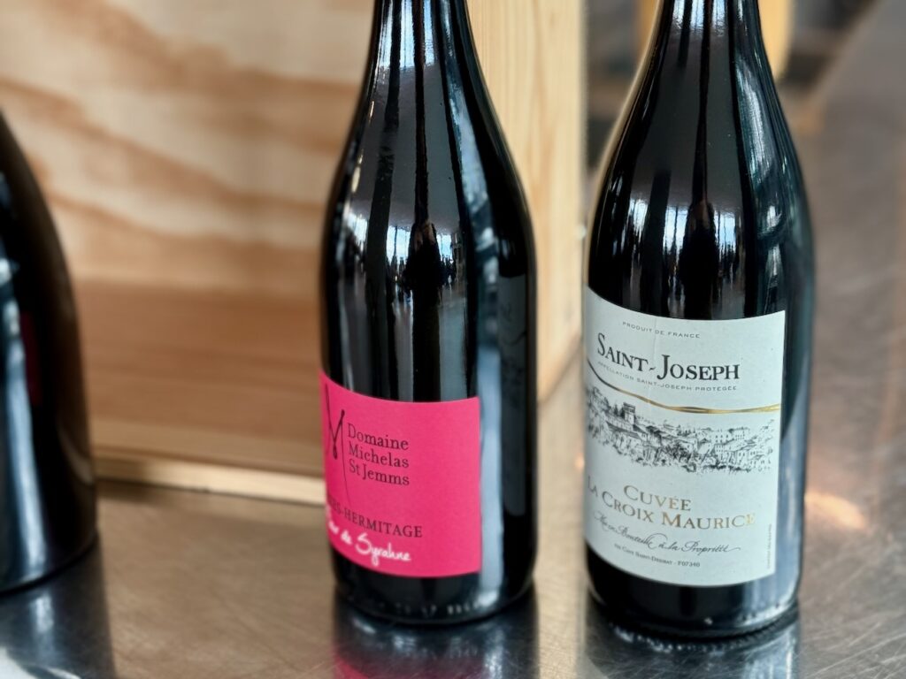 Bouillant est la nouvelle table d’Alexandre Mazzia situé sur le toit du Mucem qui propose une cuisine créative et généreuse face à la mer avec un démarche solidaire. (vin)