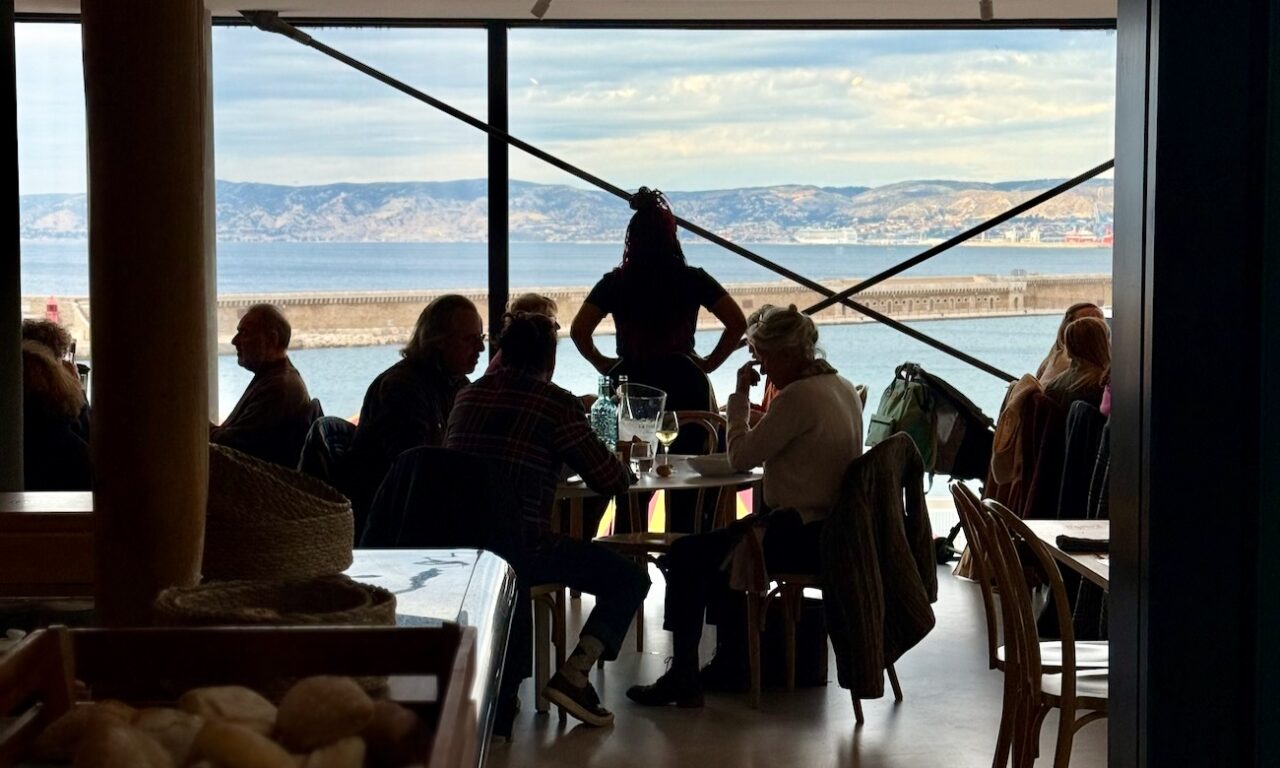 Bouillant est la nouvelle table d’Alexandre Mazzia situé sur le toit du Mucem qui propose une cuisine créative et généreuse face à la mer avec un démarche solidaire. (vue mer)