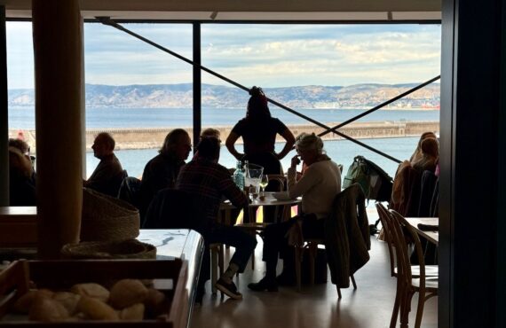 Bouillant est la nouvelle table d’Alexandre Mazzia situé sur le toit du Mucem qui propose une cuisine créative et généreuse face à la mer avec un démarche solidaire. (vue mer)