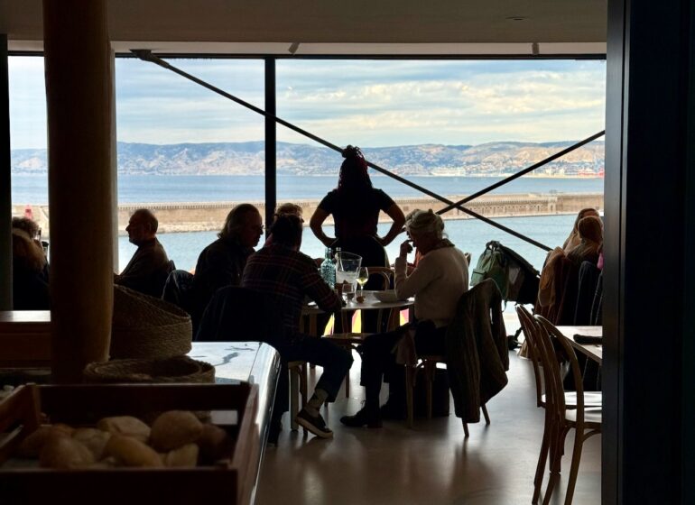 Bouillant est la nouvelle table d’Alexandre Mazzia situé sur le toit du Mucem qui propose une cuisine créative et généreuse face à la mer avec un démarche solidaire. (vue mer)