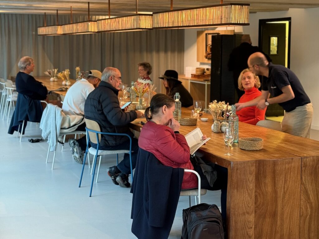 Bouillant est la nouvelle table d’Alexandre Mazzia situé sur le toit du Mucem qui propose une cuisine créative et généreuse face à la mer avec un démarche solidaire. (grande table)