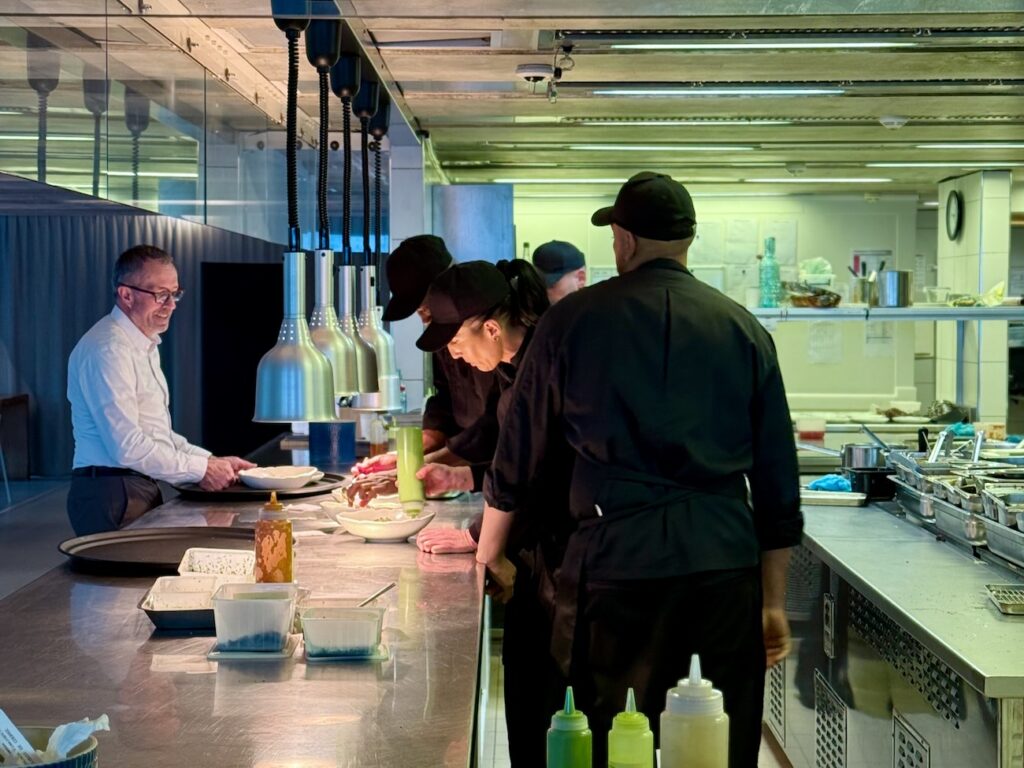 Bouillant est la nouvelle table d’Alexandre Mazzia situé sur le toit du Mucem qui propose une cuisine créative et généreuse face à la mer avec un démarche solidaire. (cuisine bis)