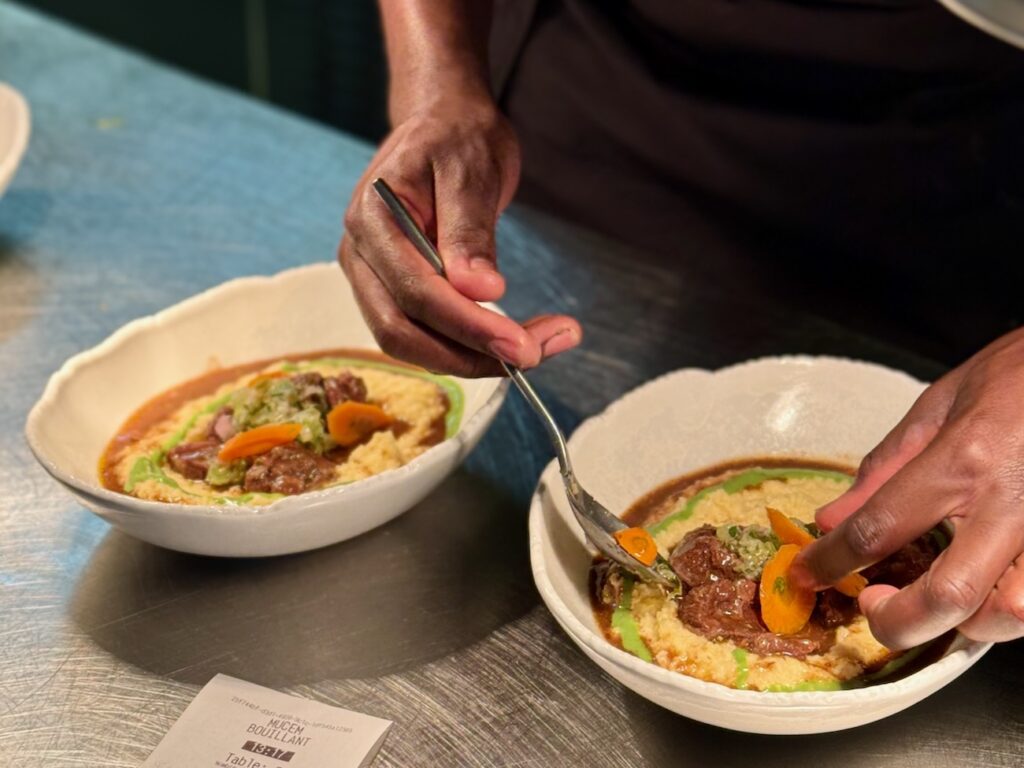 Bouillant est la nouvelle table d’Alexandre Mazzia situé sur le toit du Mucem qui propose une cuisine créative et généreuse face à la mer avec un démarche solidaire. (dressage bis)
