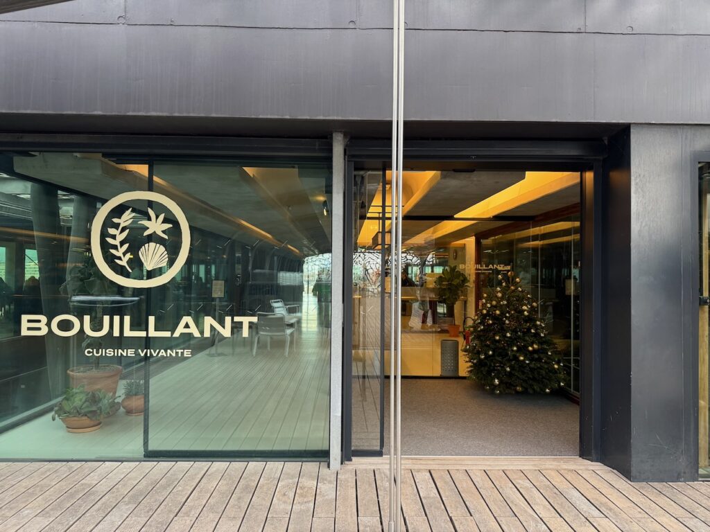 Bouillant est la nouvelle table d’Alexandre Mazzia situé sur le toit du Mucem qui propose une cuisine créative et généreuse face à la mer avec un démarche solidaire. (façade)