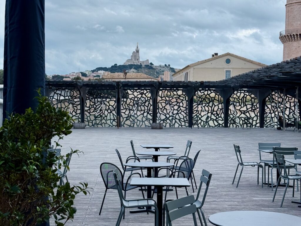 Bouillant est la nouvelle table d’Alexandre Mazzia situé sur le toit du Mucem qui propose une cuisine créative et généreuse face à la mer avec un démarche solidaire.  (terrasse)