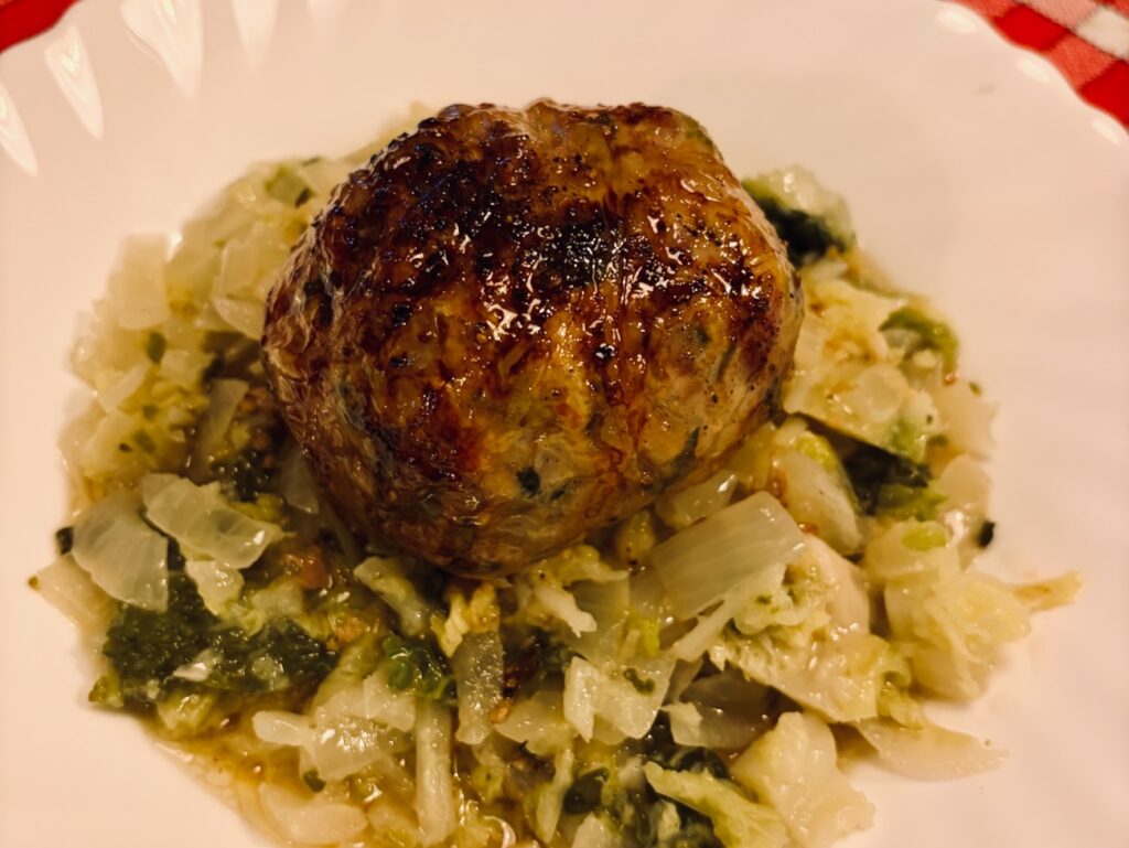 Chez Groin est un bistrot français qui propose à deux pas du Vieux-Port une cuisine traditionnelle qui met principalement la viande à l’honneur. (viande bis)