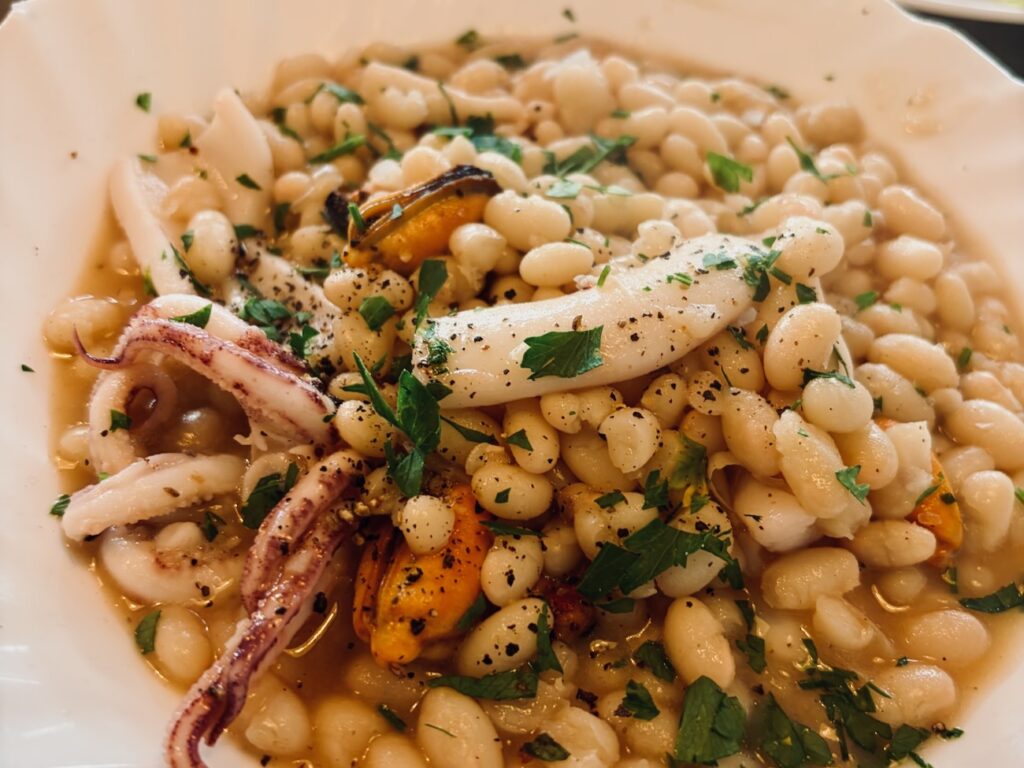 Chez Groin est un bistrot français qui propose à deux pas du Vieux-Port une cuisine traditionnelle qui met principalement la viande à l’honneur. (haricots blancs)