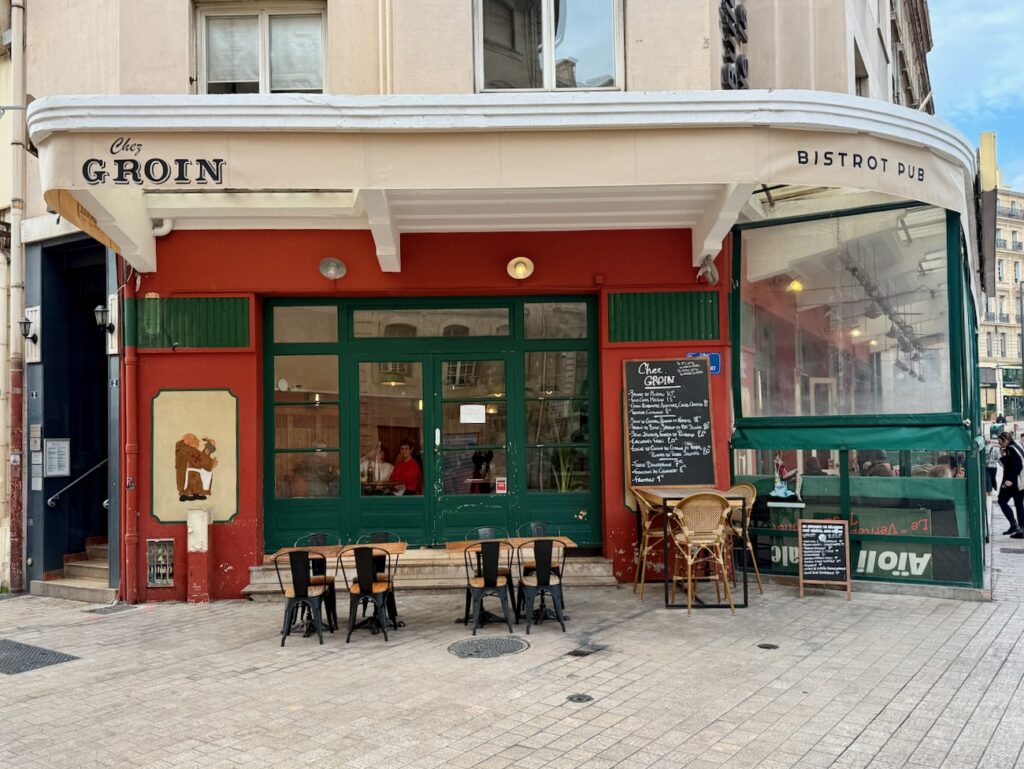 Chez Groin est un bistrot français qui propose à deux pas du Vieux-Port une cuisine traditionnelle qui met principalement la viande à l’honneur. (façade)