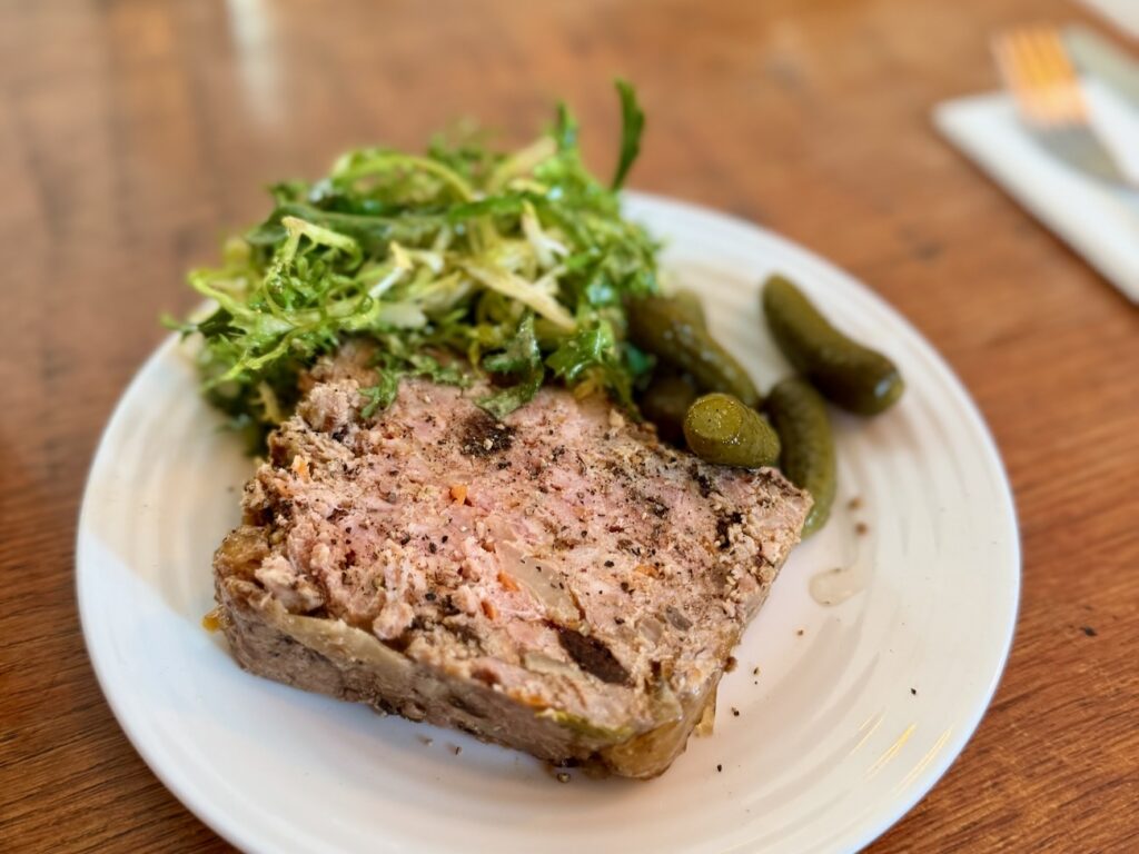 Chez Groin est un bistrot français qui propose à deux pas du Vieux-Port une cuisine traditionnelle qui met principalement la viande à l’honneur. (terrine cochonne)