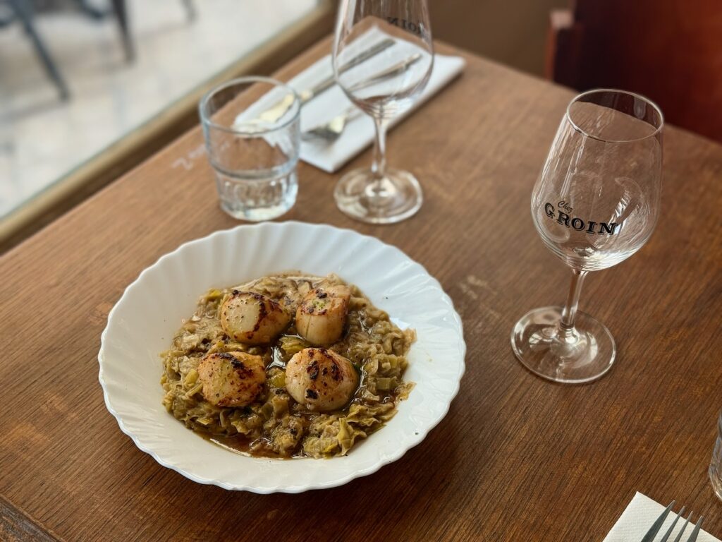 Chez Groin est un bistrot français qui propose à deux pas du Vieux-Port une cuisine traditionnelle qui met principalement la viande à l’honneur. (noix de saint Jacques)