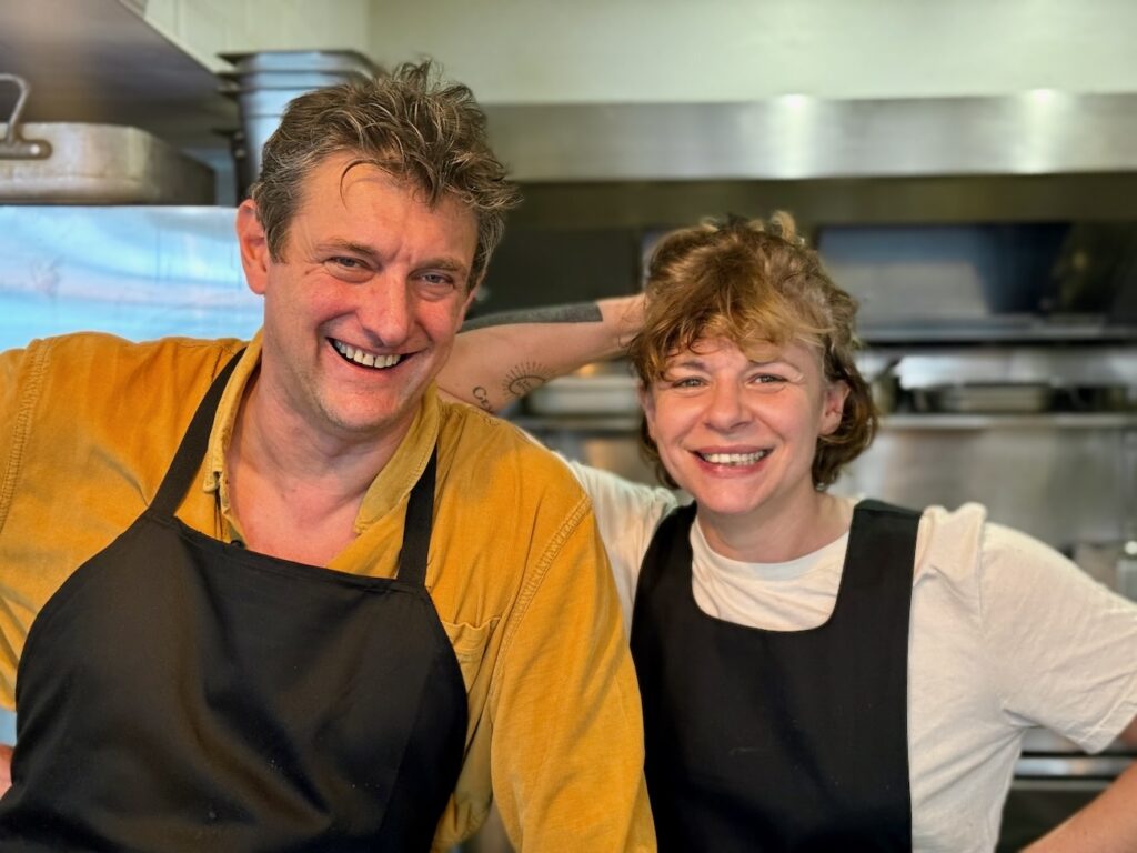 Chez Groin est un bistrot français qui propose à deux pas du Vieux-Port une cuisine traditionnelle qui met principalement la viande à l’honneur. (chefs)