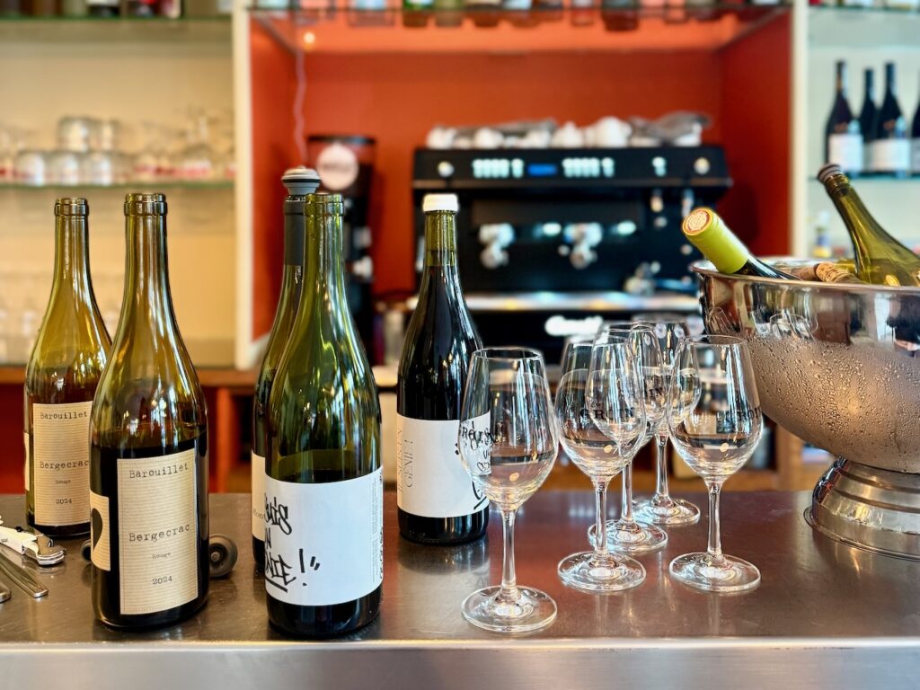 Chez Groin est un bistrot français qui propose à deux pas du Vieux-Port une cuisine traditionnelle qui met principalement la viande à l’honneur. (zinc)