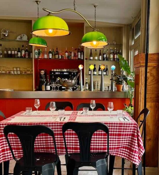 Chez Groin est un bistrot français qui propose à deux pas du Vieux-Port une cuisine traditionnelle qui met principalement la viande à l’honneur. (nappe vichy)