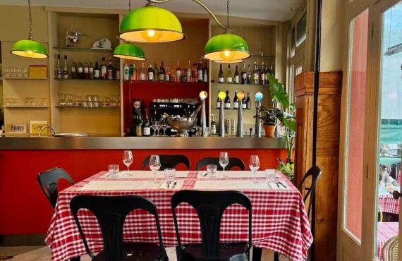 Chez Groin est un bistrot français qui propose à deux pas du Vieux-Port une cuisine traditionnelle qui met principalement la viande à l’honneur. (nappe vichy)